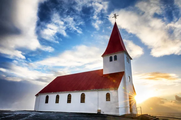 Pintoresca Iglesia Vik Myrdal Vik Islandia Sol Levanta Sobre Mar —  Fotos de Stock