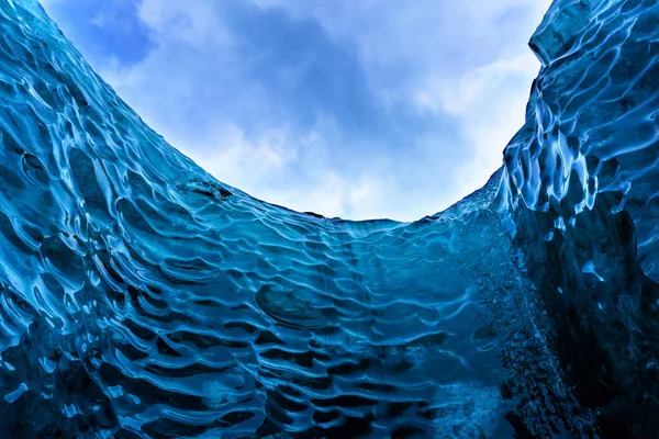 Mur Glacial Bleu Avec Ciel Bleu Depuis Une Grotte Glace — Photo