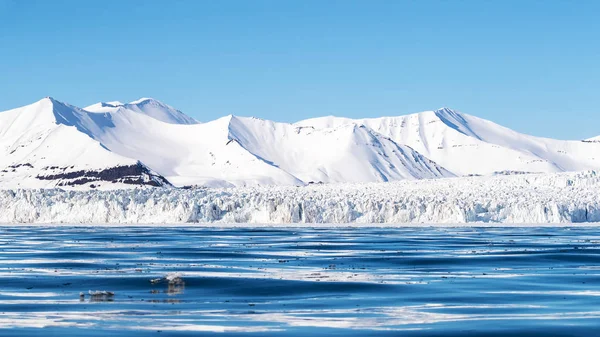 Panoramisch Uitzicht Een Gletsjer Ongerepte Besneeuwde Bergen Nordfjorden Svalbard — Stockfoto