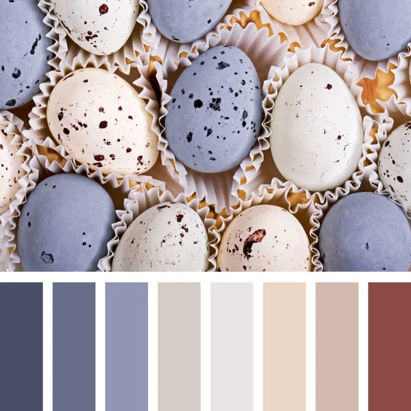 Huevos Caramelo Realistas Salpicados Una Paleta Colores Con Muestras Color — Foto de Stock