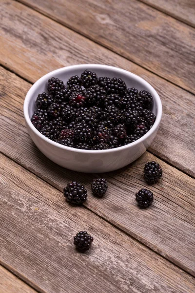 Moras Recién Recogidas Tazón Cerámica Blanca Sobre Una Vieja Mesa — Foto de Stock