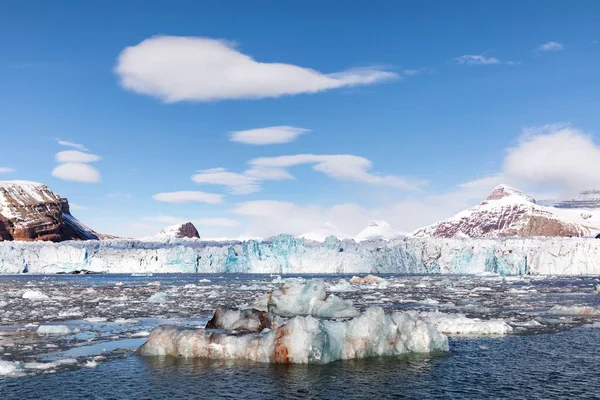Gletscher Eisberge Und Die Drei Kronen Berge Des Kongsfjords Spitzbergen — Stockfoto
