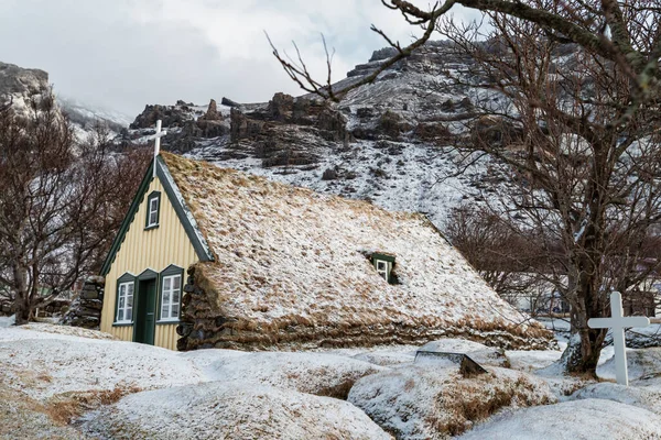 Hofskirkja Church Hof Iceland 这座童话般的建筑是冰岛最后一座草皮教堂 这个传统的木结构和石结构建于1884年 — 图库照片