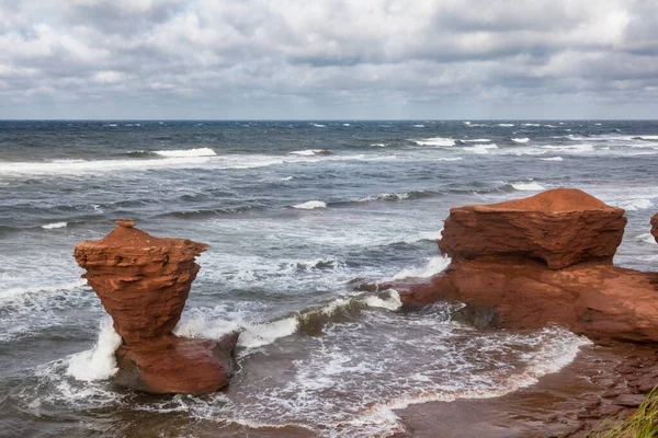 Скала Чашка Названная Честь Сходства Чашкой Блюдцем Пляже Thunder Cove — стоковое фото