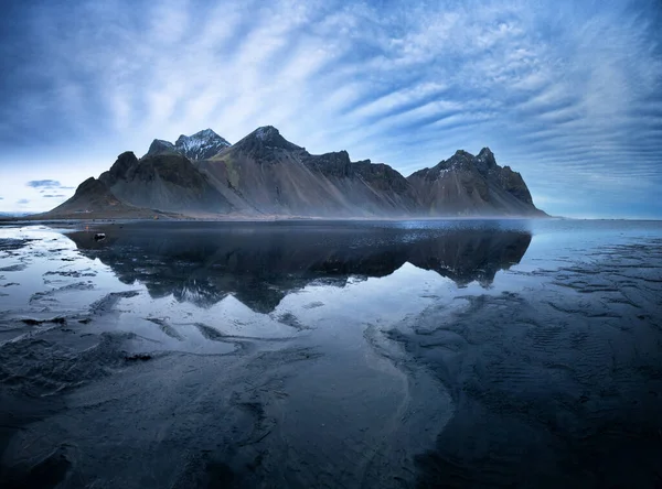 Vestrahorn Hory Stokksnes Pláž Blízkosti Hofn Jižní Island Zrcadlový Odraz — Stock fotografie