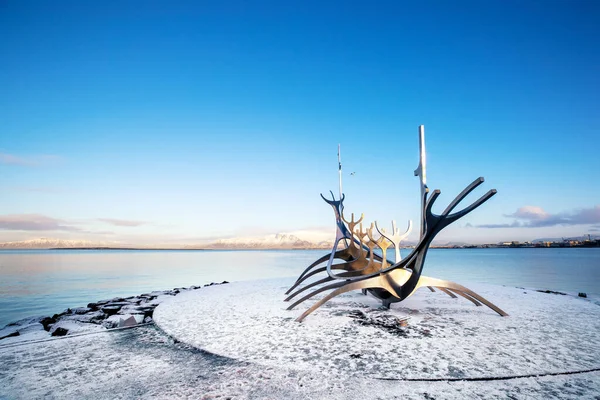 冰岛雷克雅未克 2020年1月17日 由Jon Gunnar Arnason创作的现代雕塑 太阳旅行者 Sun Voyager 冰岛雷克雅未克 — 图库照片