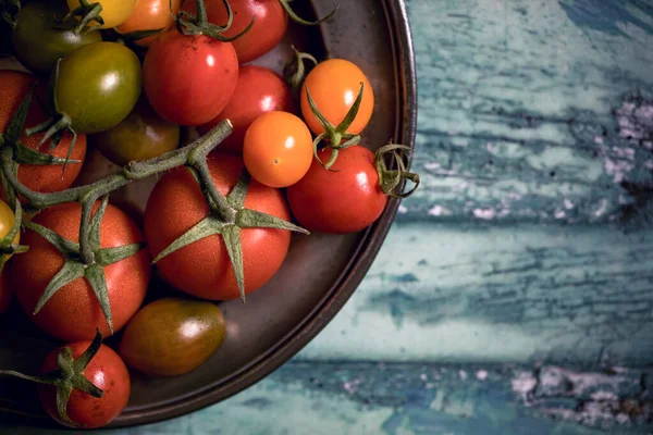 色彩斑斓的西红柿放在旧的 涂上油漆的木底板上 — 图库照片