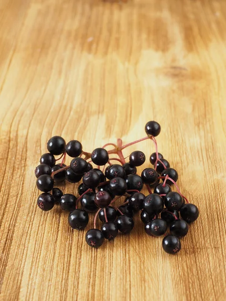 Taze Sambucus Nigra ahşap üzerinde