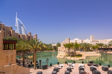 Madinat Jumeirah de Dubai otelden Burj Al Arab için görünümü