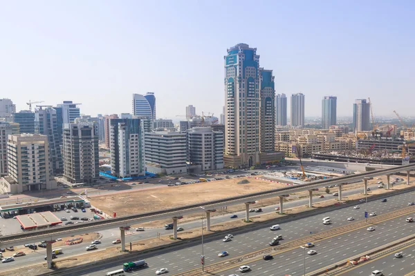 Teknologi parkerar av den Dubai Internet staden på soluppgången — Stockfoto