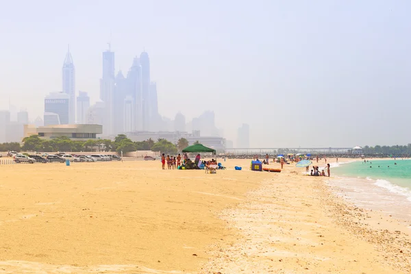 Ludzi na plaży Jumeirah w Dubaju, Zjednoczone Emiraty Arabskie — Zdjęcie stockowe