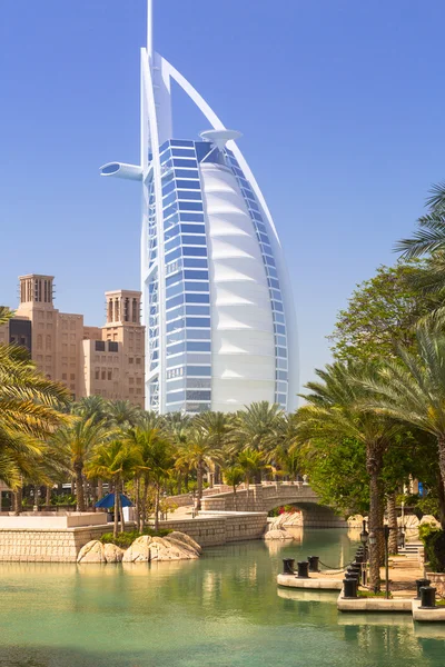 Pohled na hotel Burj Al Arab z Madinat Jumeirah v Dubaji — Stock fotografie