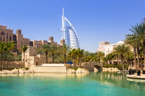 Vista para Burj Al Arab hotel a partir do Madinat Jumeirah em Dubai — Fotografia de Stock