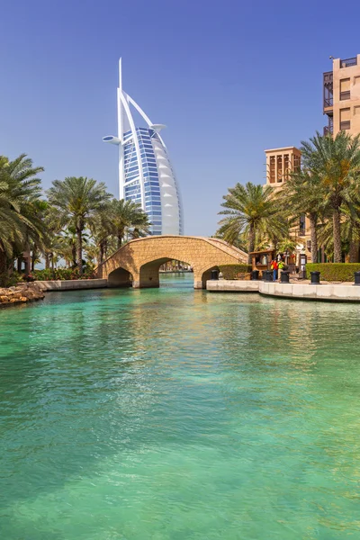 Pohled na hotel Burj Al Arab z Madinat Jumeirah v Dubaji — Stock fotografie