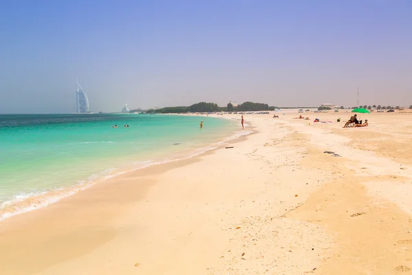 Mensen op de Jumeirah Beach in Dubai, Verenigde Arabische Emiraten — Stockfoto