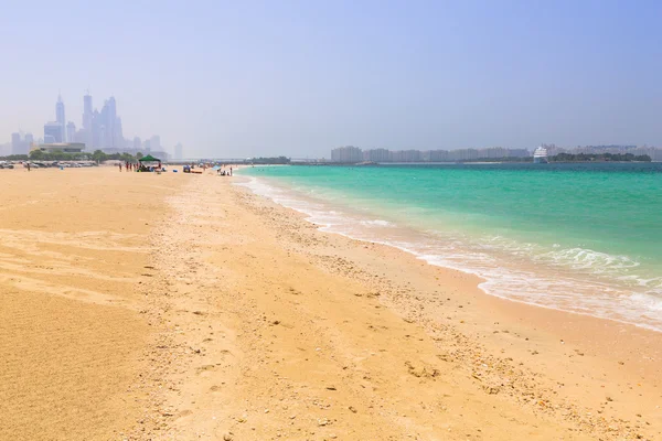 Ludzi na plaży Jumeirah w Dubaju, Zjednoczone Emiraty Arabskie — Zdjęcie stockowe