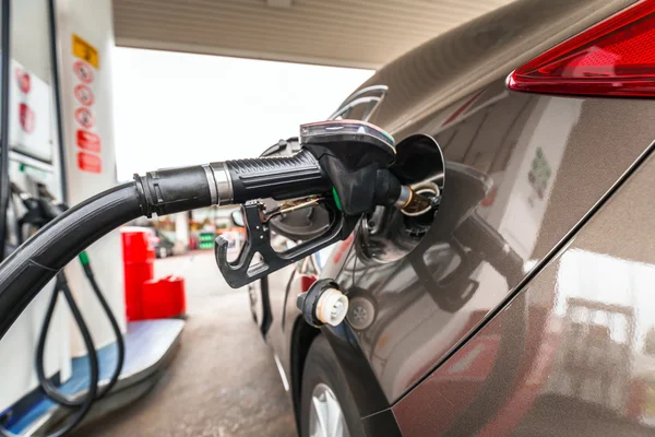 Påfylling av drivstoff til bil – stockfoto