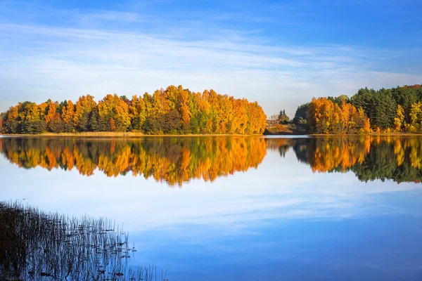 Outono no lago — Fotografia de Stock