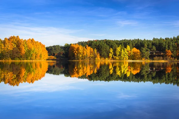 Outono no lago — Fotografia de Stock