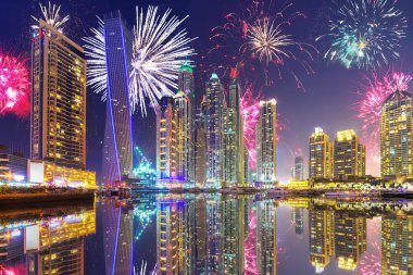 Dubai gökyüzünde havai fişek 