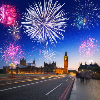 Big Ben ve Westminster köprüsü üzerinde havai fişek