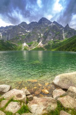 Tatra dağlarındaki Deniz Gölünün Gözü