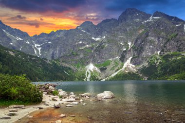 Tatra dağlarındaki Deniz Gölünün Gözü