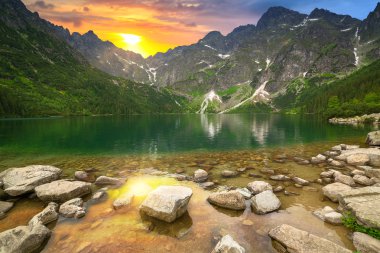 Tatra dağlarındaki Deniz Gölünün Gözü
