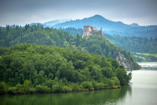 Средневековый Чорштынский замок — стоковое фото