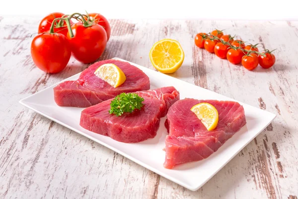 Filetes de atún en el plato —  Fotos de Stock