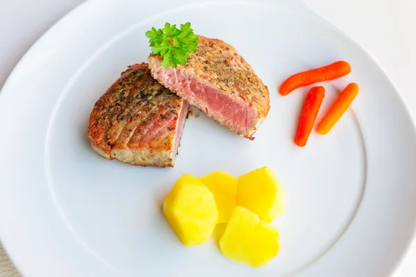 Střední vařený tuňák steak — Stock fotografie