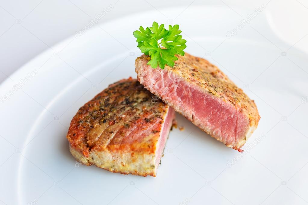 Medium cooked tuna steak 