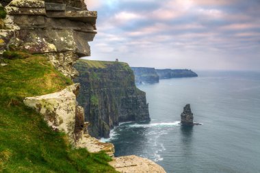 gün batımında moher kayalıklarla