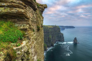 gün batımında moher kayalıklarla