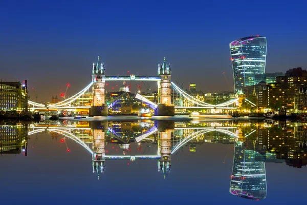 Tower bridge w Londynie, w nocy — Zdjęcie stockowe