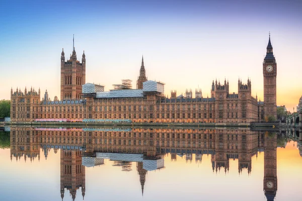 大笨钟和日落在伦敦的威斯敏斯特宫 — 图库照片