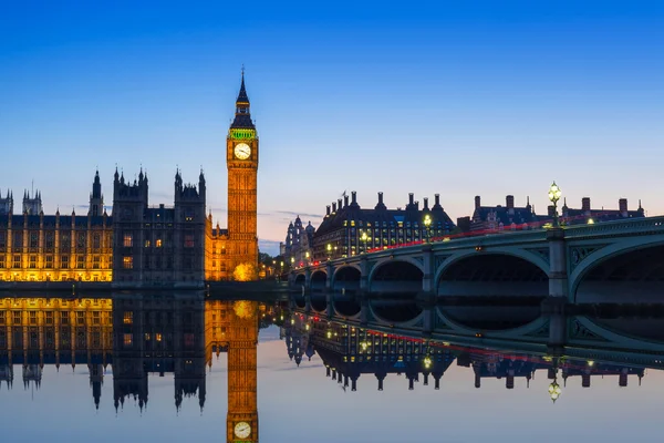 大笨钟和晚上伦敦威斯敏斯特宫的 — 图库照片