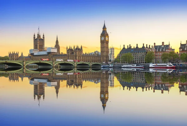 Big Ben i Westminster Bridge w Londynie o zachodzie słońca — Zdjęcie stockowe