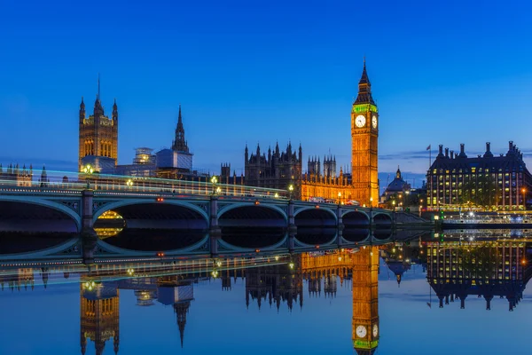 Big Ben a palác v Londýně v noci — Stock fotografie