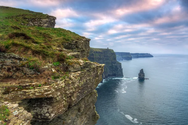 Gün batımında moher kayalıklarla — Stok fotoğraf