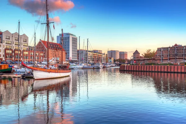 Oude stad van Gdansk bij zonsondergang — Stockfoto