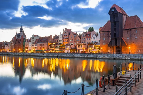 Oude stad van Gdansk bij zonsondergang — Stockfoto