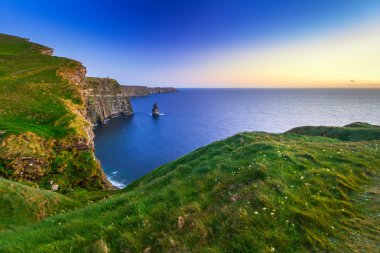 gün batımında moher kayalıklarla