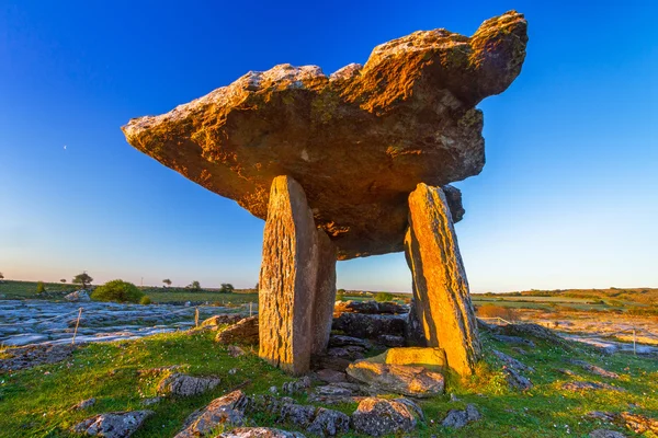 Tomba portale Poulnabrone a Burren all'alba — Foto Stock