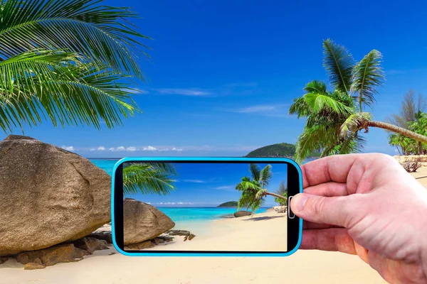 Making photos by smartphone on the travel — Stock Photo, Image