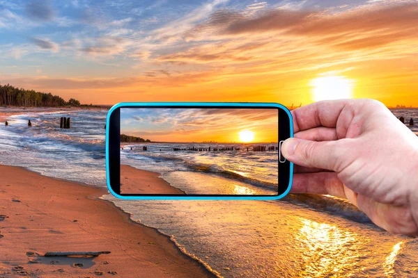 Maken van foto's door de smartphone op de reizen — Stockfoto