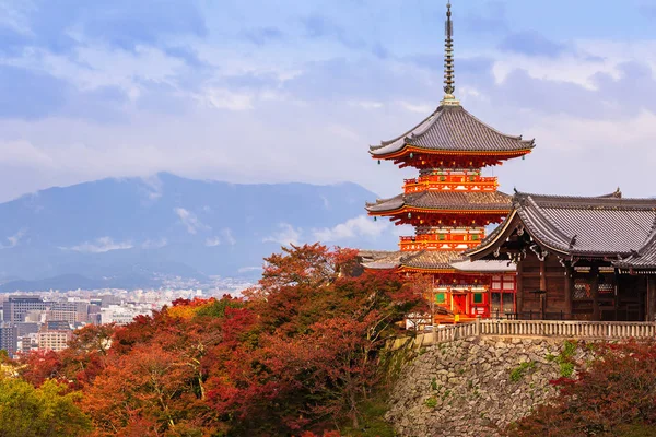 Pagoda del templo budista Kiyomizu-Dera en Kyoto — Foto de Stock