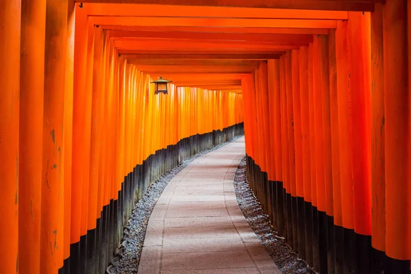 Migliaia di porte torii al santuario di Fushimi Inari a Kyoto — Foto Stock