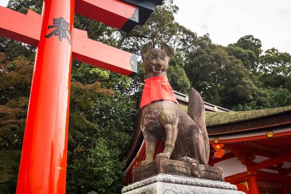 Zorro de piedra en guardia en el Santuario Inari de Fushimi —  Fotos de Stock