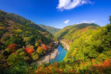 Sonbahar Arashiyama bakış ve Hozu Nehri